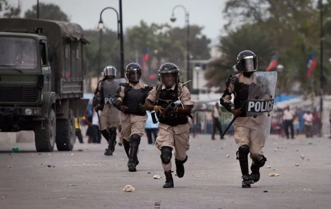 Armed gang attacks an armored van of the US Embassy in Haiti
