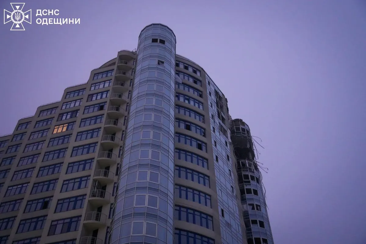 Одессу и район враг атаковал ракетой и дронами: повреждены дома и склад с зерном, 4 пострадавших Одессу и район враг атаковал ракетой и дронами: повреждены дома и склад с зерном, 4 пострадавших