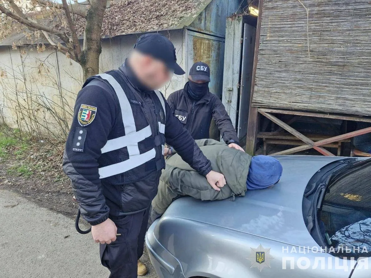 На Закарпатті затримали зловмисника, який збував гранати та озброєння На Закарпатті затримали зловмисника, який збував гранати та озброєння