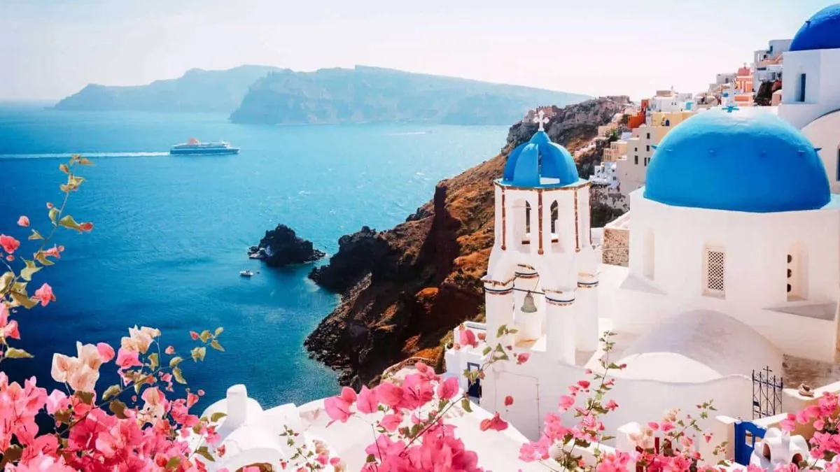 Thousands evacuate Santorini as earthquakes strike island