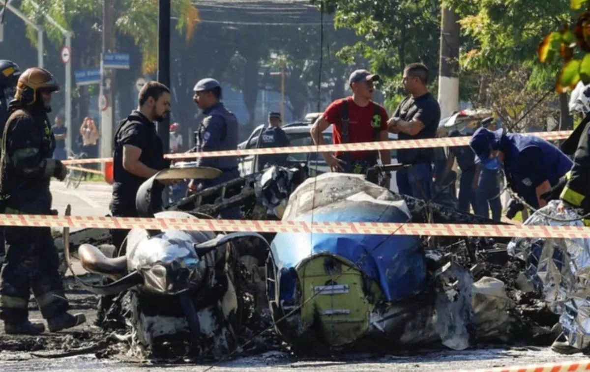 Airplane crashes into public transportation in Brazil: there are dead Airplane crashes into public transportation in Brazil: there are dead