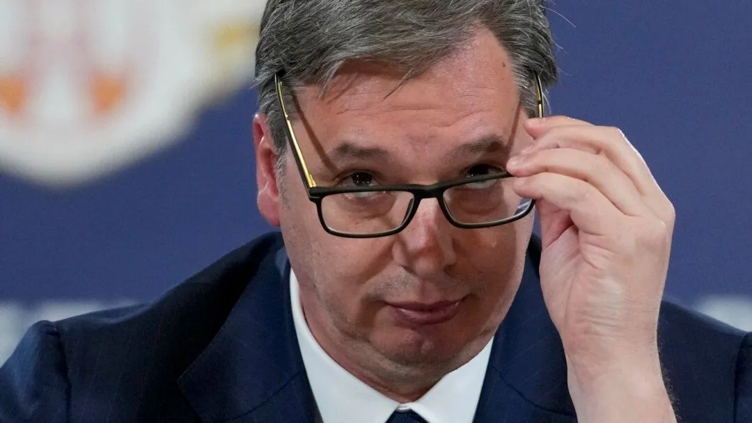 Serbian President's motorcade has a wheel fall off while driving: video of the incident Serbian President's motorcade has a wheel fall off while driving: video of the incident