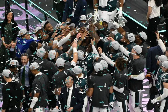 Eagles перервали чемпіонську серію Chiefs у Супербоулі з Трампом та зірками на трибунах Eagles перервали чемпіонську серію Chiefs у Супербоулі з Трампом та зірками на трибунах