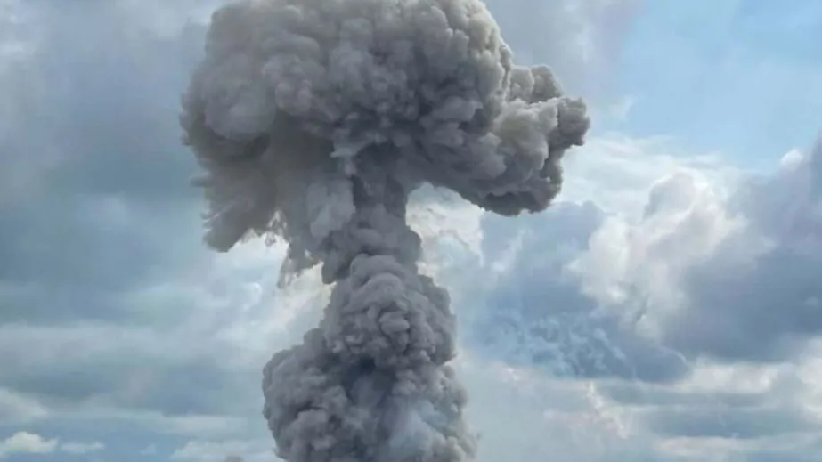 Ballistic missile strike in Kyiv: there is shrapnel and fires, one person is reported dead Ballistic missile strike in Kyiv: there is shrapnel and fires, one person is reported dead