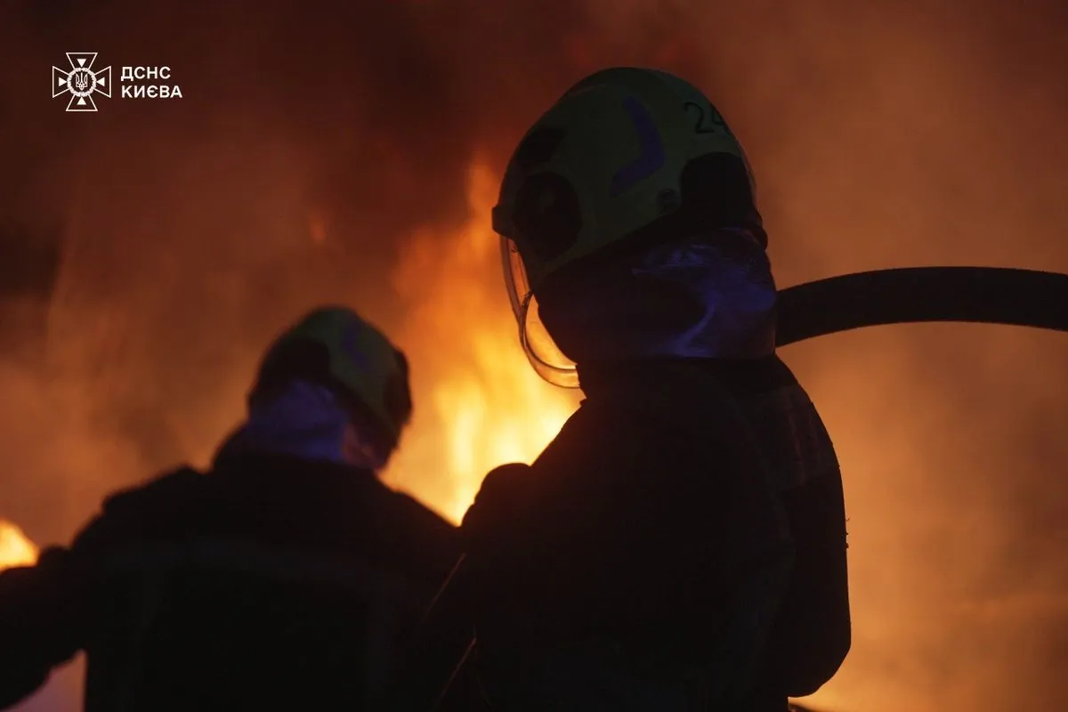 У Києві загасили пожежі після ракетного удару рф: рятувальники показали нові кадри наслідків У Києві загасили пожежі після ракетного удару рф: рятувальники показали нові кадри наслідків