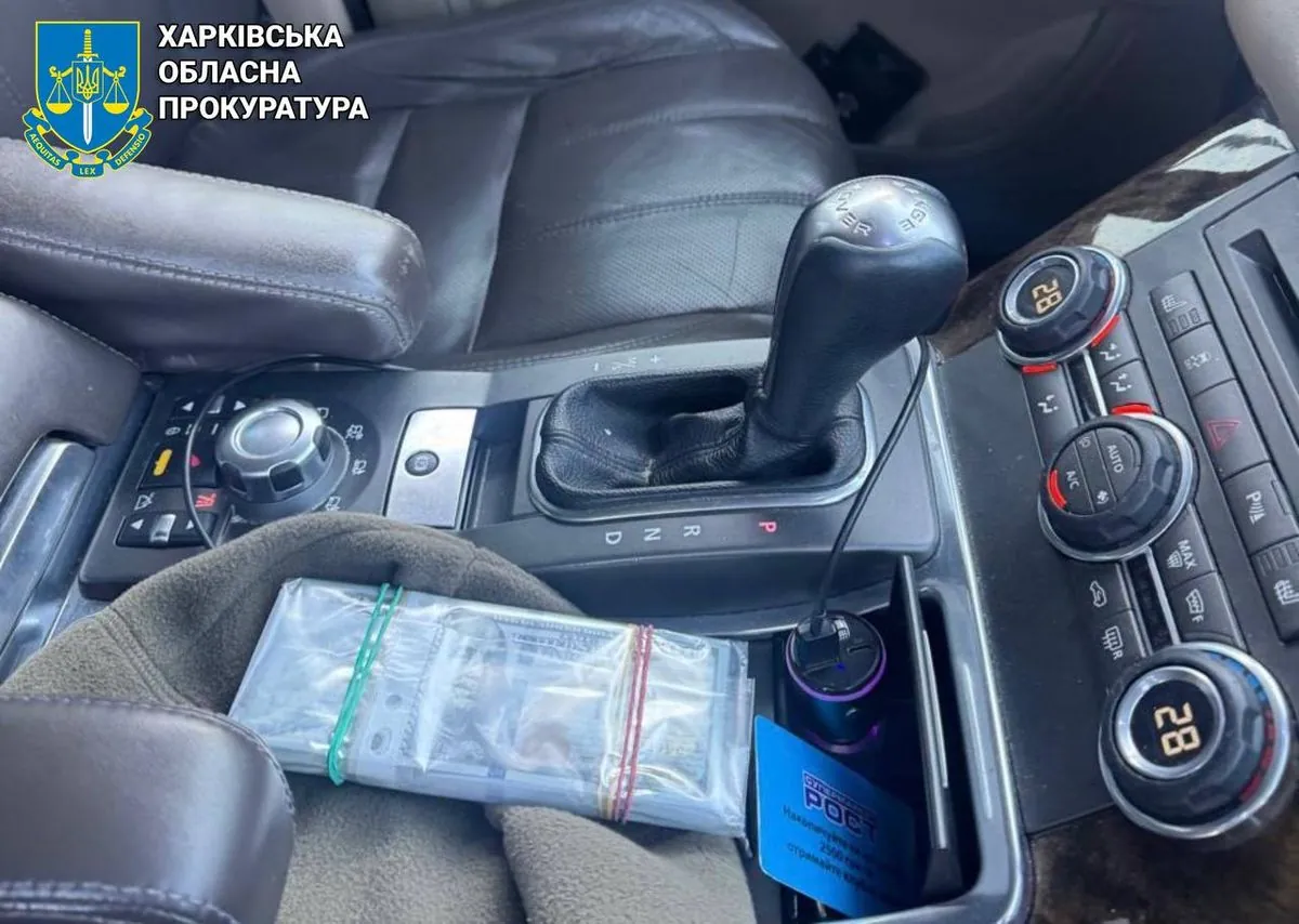 В Харькове безработный пытался "продать" должность в ГБР за 20 тысяч долларов В Харькове безработный пытался "продать" должность в ГБР за 20 тысяч долларов