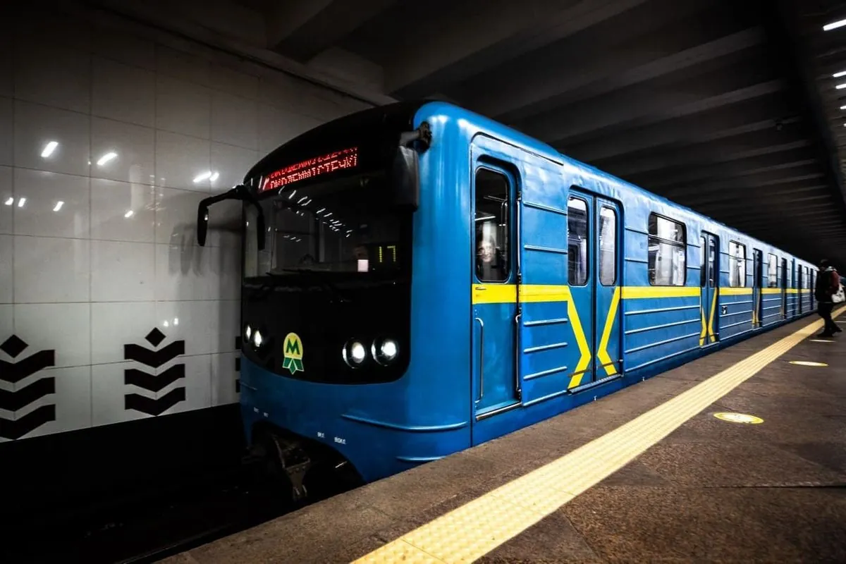 Столичне метро відновлює роботу після тривоги: що відбувається на станціях Столичне метро відновлює роботу після тривоги: що відбувається на станціях