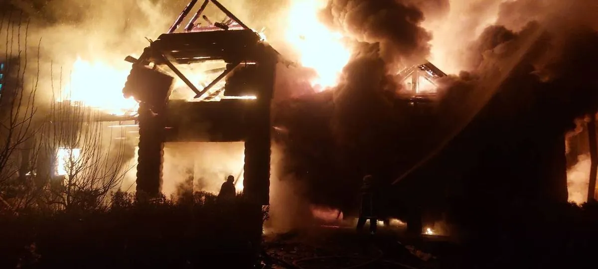 На Київщині ворожий дрон влучив у житловий будинок, виникла пожежа На Київщині ворожий дрон влучив у житловий будинок, виникла пожежа