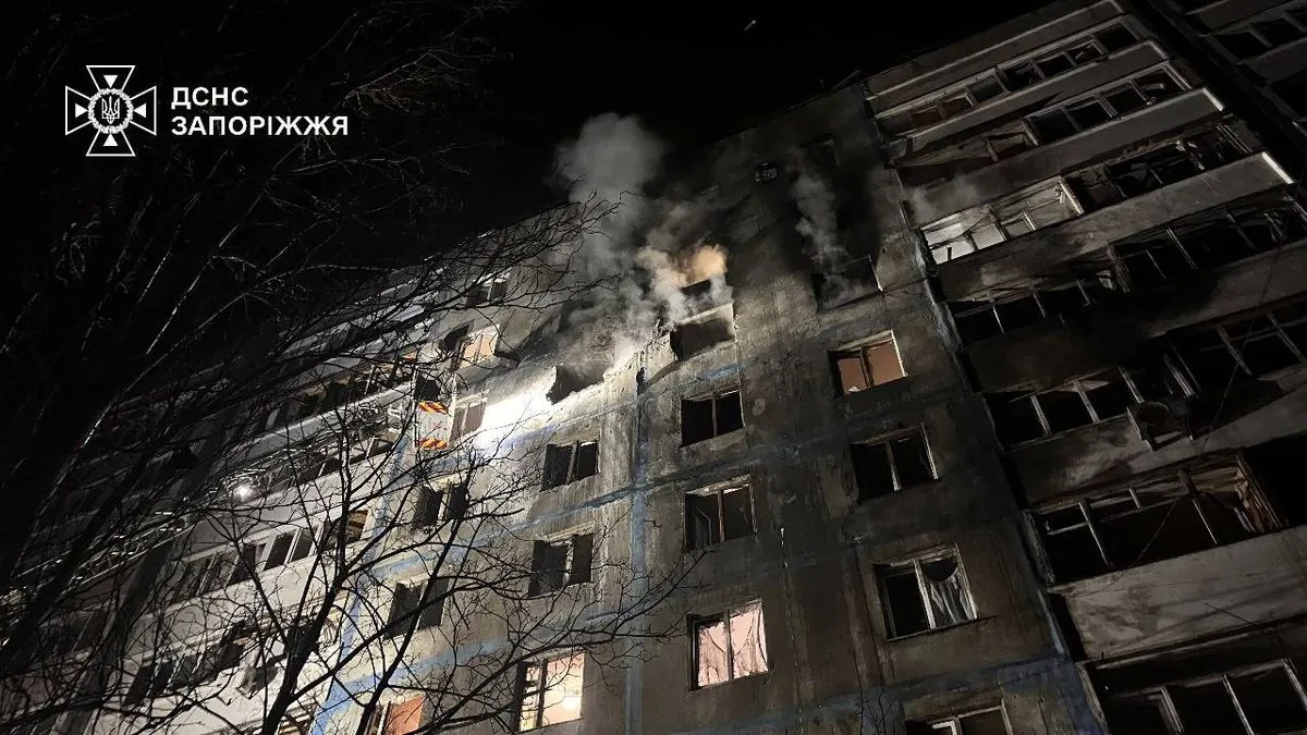 Атака дронів на Запоріжжя: багатоповерхівка у вогні та евакуація мешканців