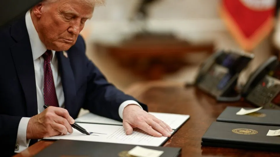 Трамп вводит новые тарифы на импорт из Мексики, Канады и Китая из-за наркотиков Трамп вводит новые тарифы на импорт из Мексики, Канады и Китая из-за наркотиков