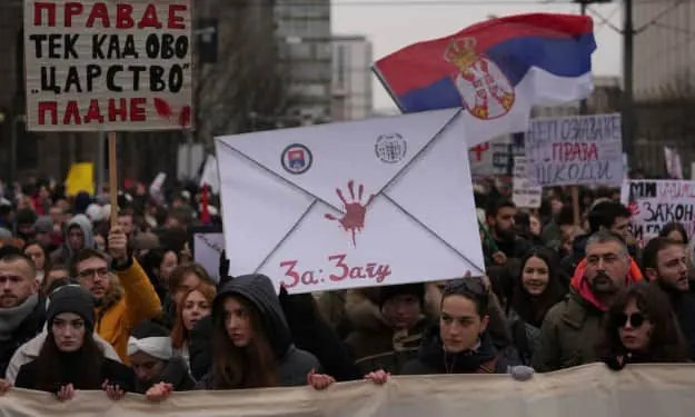 Массовые протесты в Сербии: тысячи людей вышли на улицы из-за трагедии на вокзале