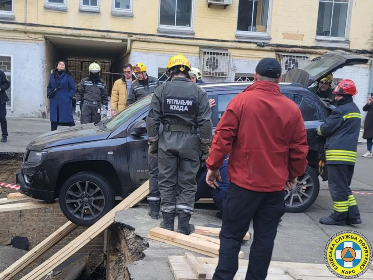 In the center of Kyiv, three cars fell underground