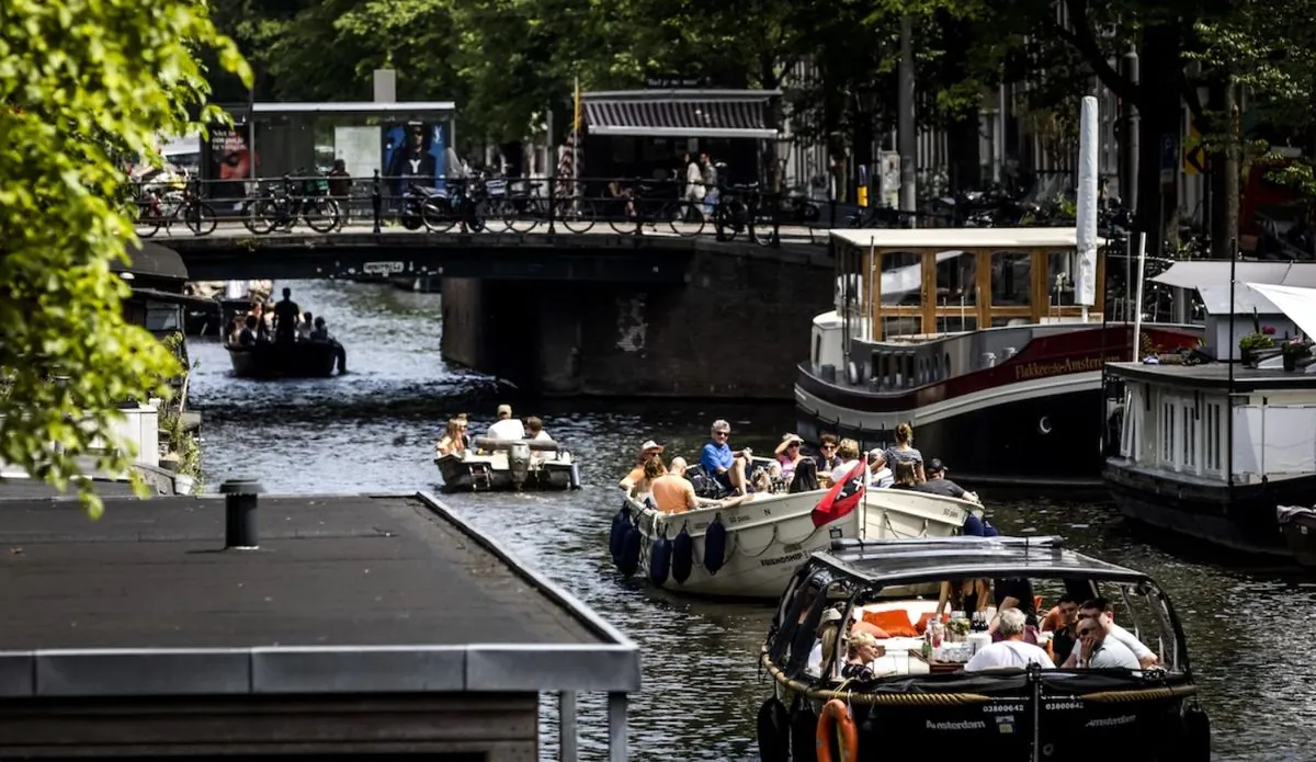 Amsterdam bans boats with internal combustion engines on the canals | УНН