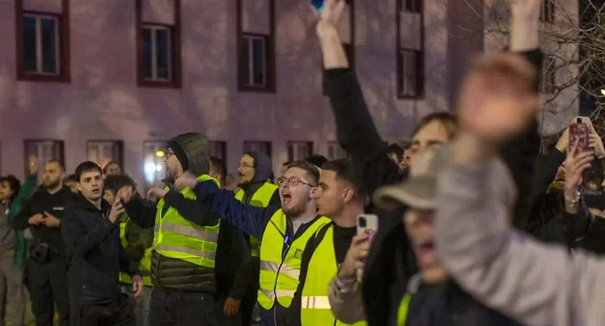 У Сербії протестувальники заблокували національне радіо і телебачення У Сербії протестувальники заблокували національне радіо і телебачення