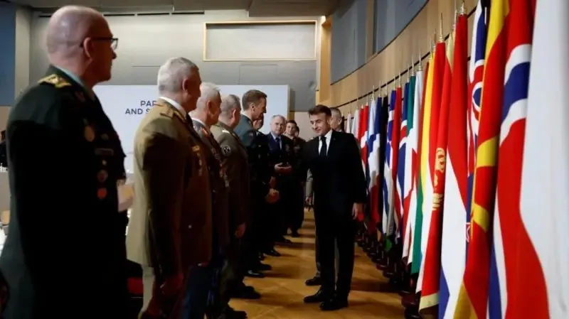 "Коаліція бажаючих": Макрон привітав голів оборонних відомств перед переговорами "Коаліція бажаючих": Макрон привітав голів оборонних відомств перед переговорами