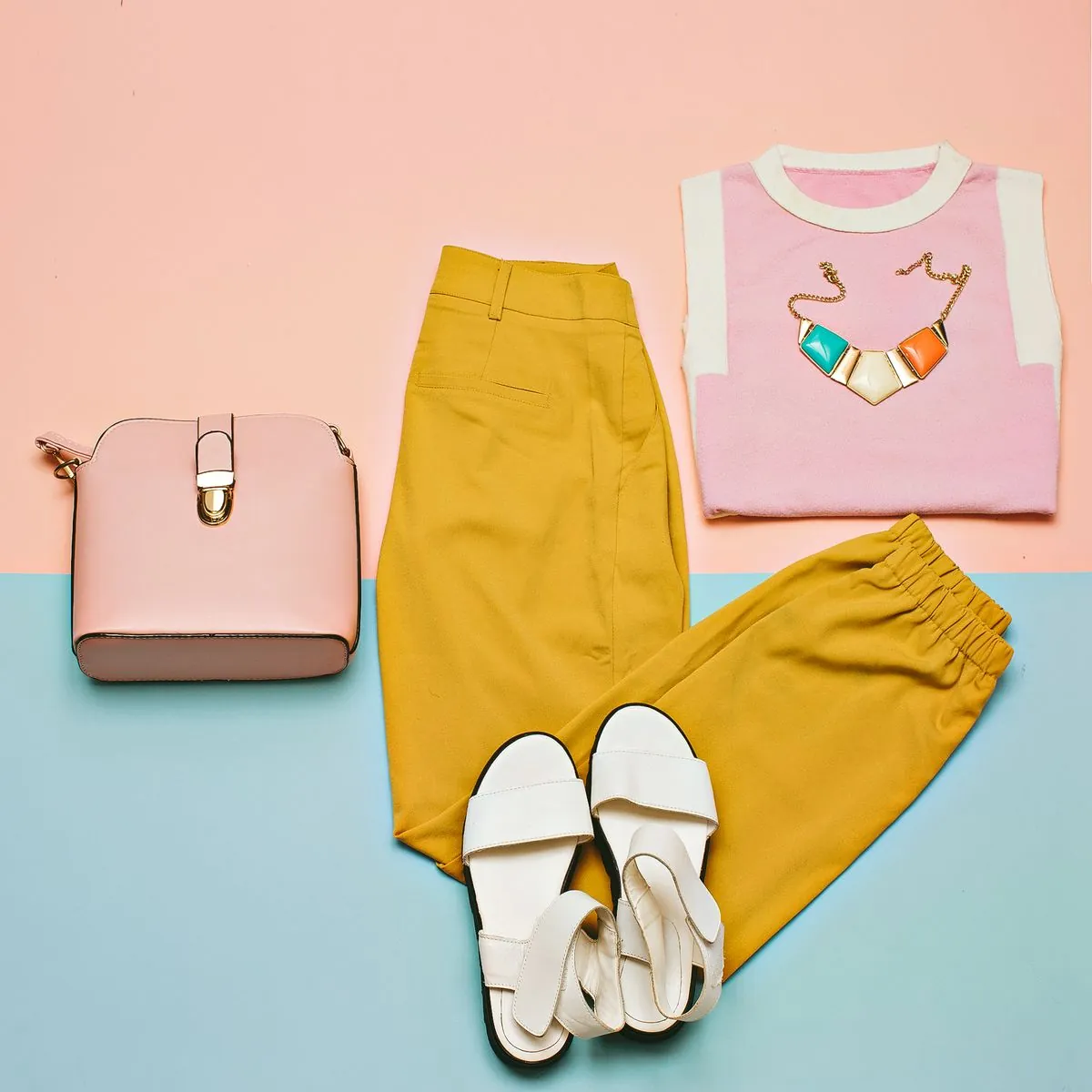 Trends of Spring 2025: Luxury Sport, Linen, Chiffon, and Oversized Accessories
Trends of Spring 2025: Luxury Sport, Linen, Chiffon, and Oversized Accessories