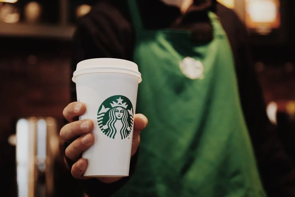 Компанія Starbucks повинна виплатити 50 млн доларів чоловіку за опіки від гарячої кави в Лос-Анджелесі Компанія Starbucks повинна виплатити 50 млн доларів чоловіку за опіки від гарячої кави в Лос-Анджелесі