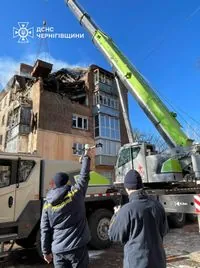 Night strike on a five-story building in Chernihiv: debris removal completed, there is a victim