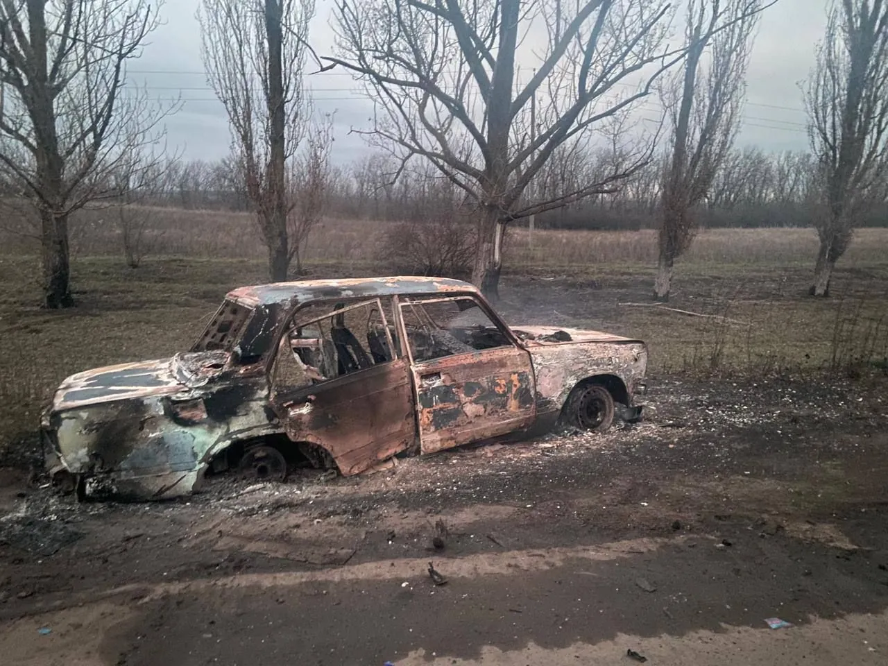 В Сумской области FPV-дрон попал в авто: погибла женщина, есть раненые В Сумской области FPV-дрон попал в авто: погибла женщина, есть раненые