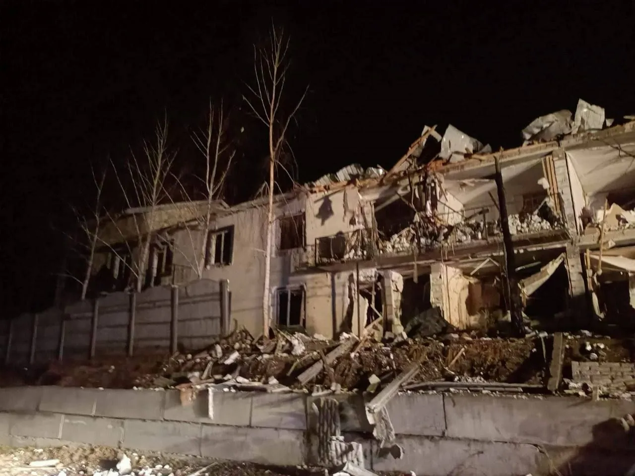 Атака ворога на Київщину: поранено чоловіка, пошкоджено будинки в чотирьох районах Атака ворога на Київщину: поранено чоловіка, пошкоджено будинки в чотирьох районах