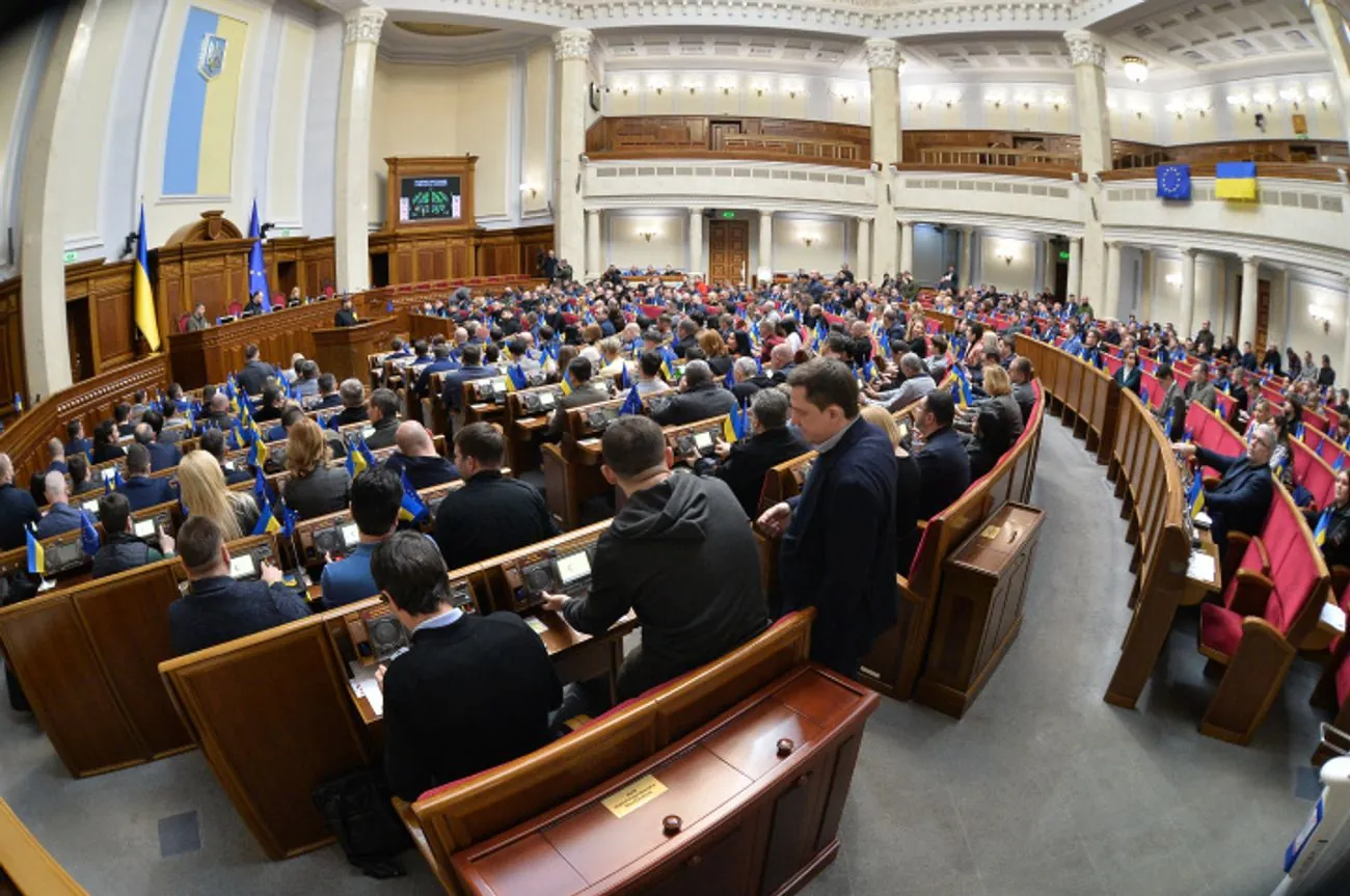 Рада ухвалила зміни до закону про держслужбу: як це вплине на зарплати Рада ухвалила зміни до закону про держслужбу: як це вплине на зарплати