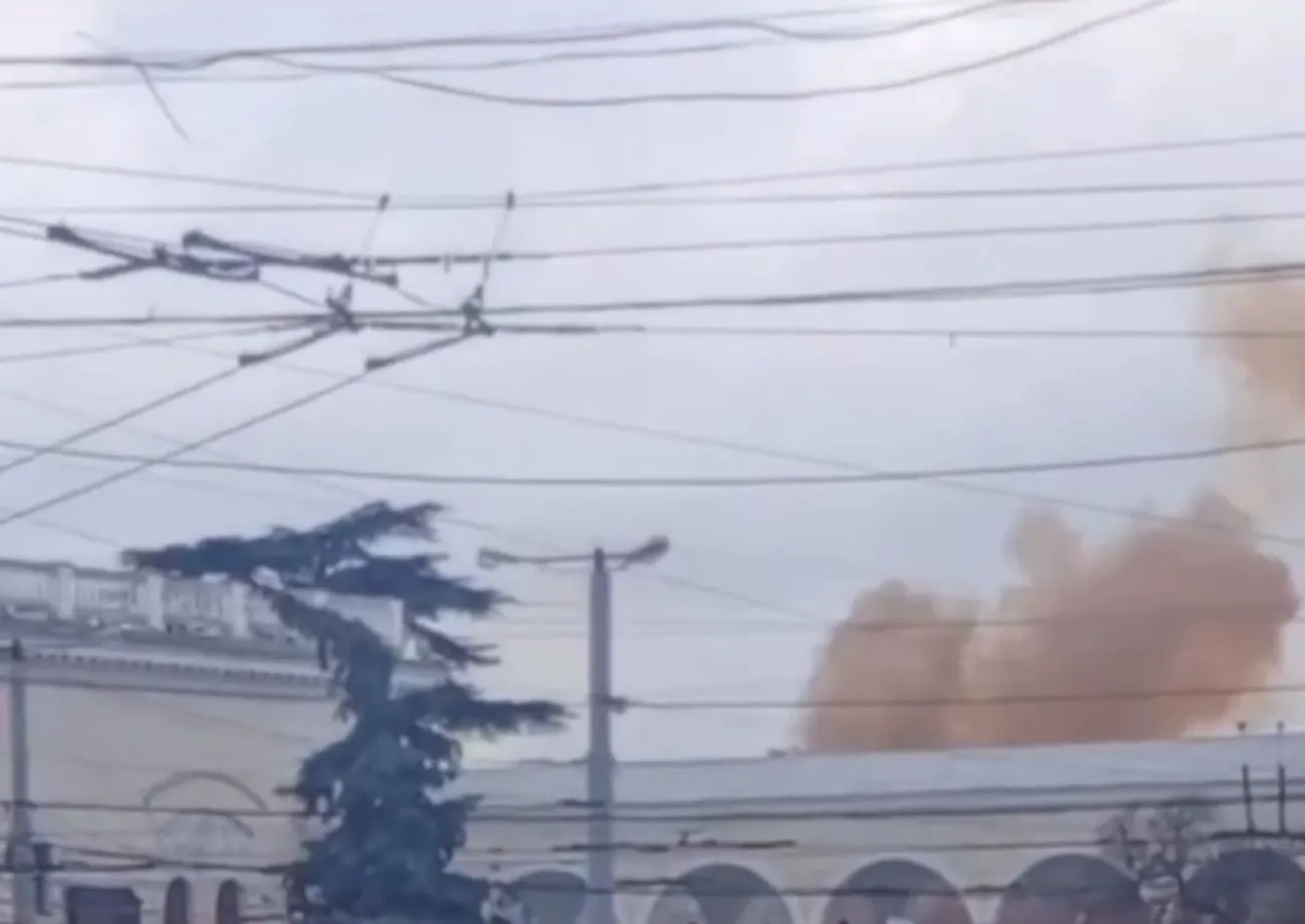В окупованому Сімферополі на залізничному вокзалі стався вибух і задимлення В окупованому Сімферополі на залізничному вокзалі стався вибух і задимлення