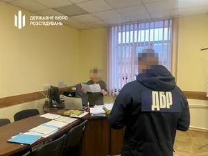 Посадовиця Вінницького ТЦК та спільник отримали арешт за побиття чоловіка з бронюванням