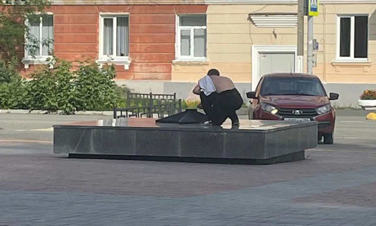 У росії чоловіка засудили до колонії за прикурювання від Вічного вогню У росії чоловіка засудили до колонії за прикурювання від Вічного вогню