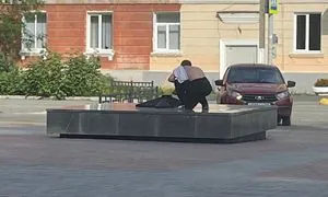 У росії чоловіка засудили до колонії за прикурювання від Вічного вогню