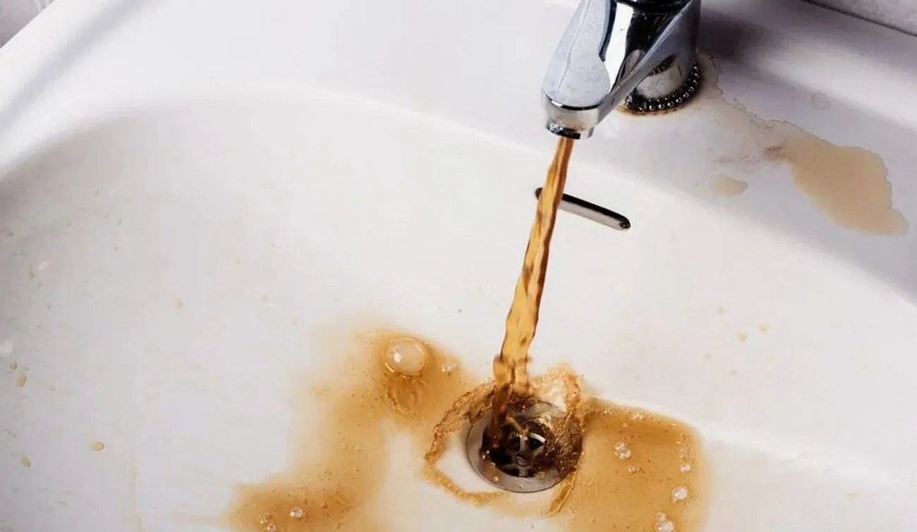 У загарбаному Донецьку з кранів тече іржава вода: окупанти пропонують "імпортозаміщення" У загарбаному Донецьку з кранів тече іржава вода: окупанти пропонують "імпортозаміщення"