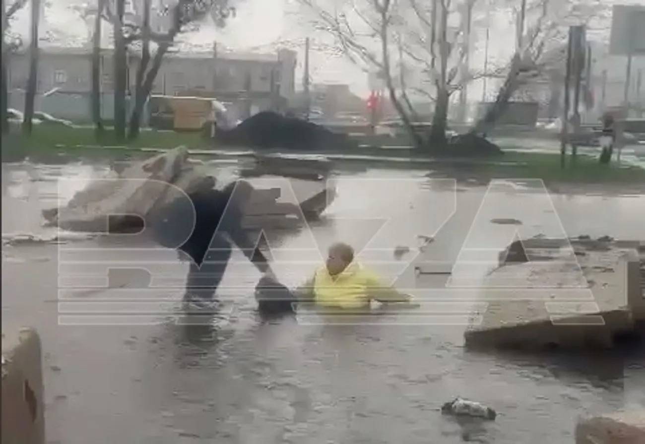 У рф жінку ледь не засмоктало у відкритий люк під час сильного дощу