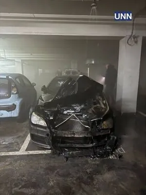 У Києві ліквідовано пожежу в паркінгу: згорів автомобіль BMW