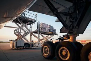 Авиадоставка товаров из Китая в США резко подорожала на фоне ажиотажа из-за пошлин Трампа - FT