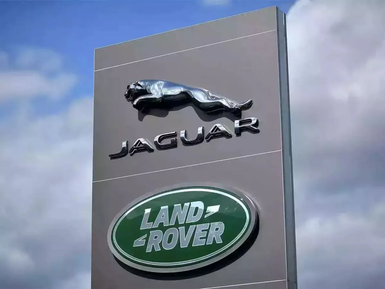Jaguar Land Rover призупиняє поставки в США через мита Трампа Jaguar Land Rover призупиняє поставки в США через мита Трампа