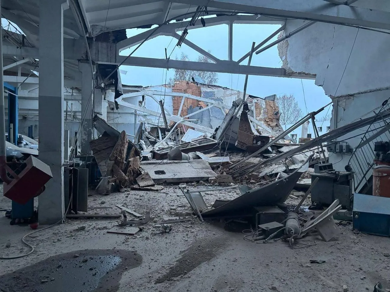 Kyiv region was attacked by UAVs and missiles: buildings and cars were damaged Kyiv region was attacked by UAVs and missiles: buildings and cars were damaged