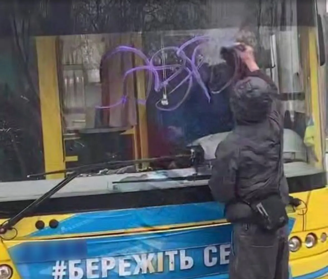 У Києві молодики розмалювали тролейбус після ДТП: правоохоронці встановили осіб порушників У Києві молодики розмалювали тролейбус після ДТП: правоохоронці встановили осіб порушників