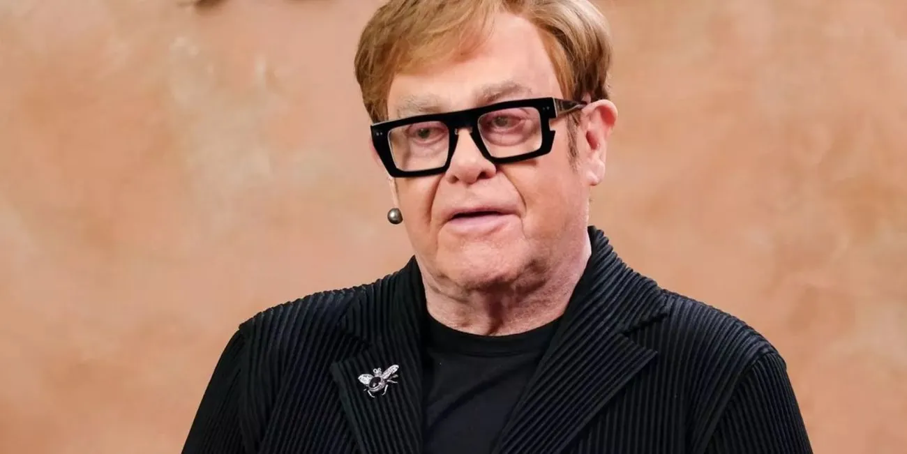 Elton John confessed that due to vision loss, he "can't see his sons playing sports" Elton John confessed that due to vision loss, he "can't see his sons playing sports"