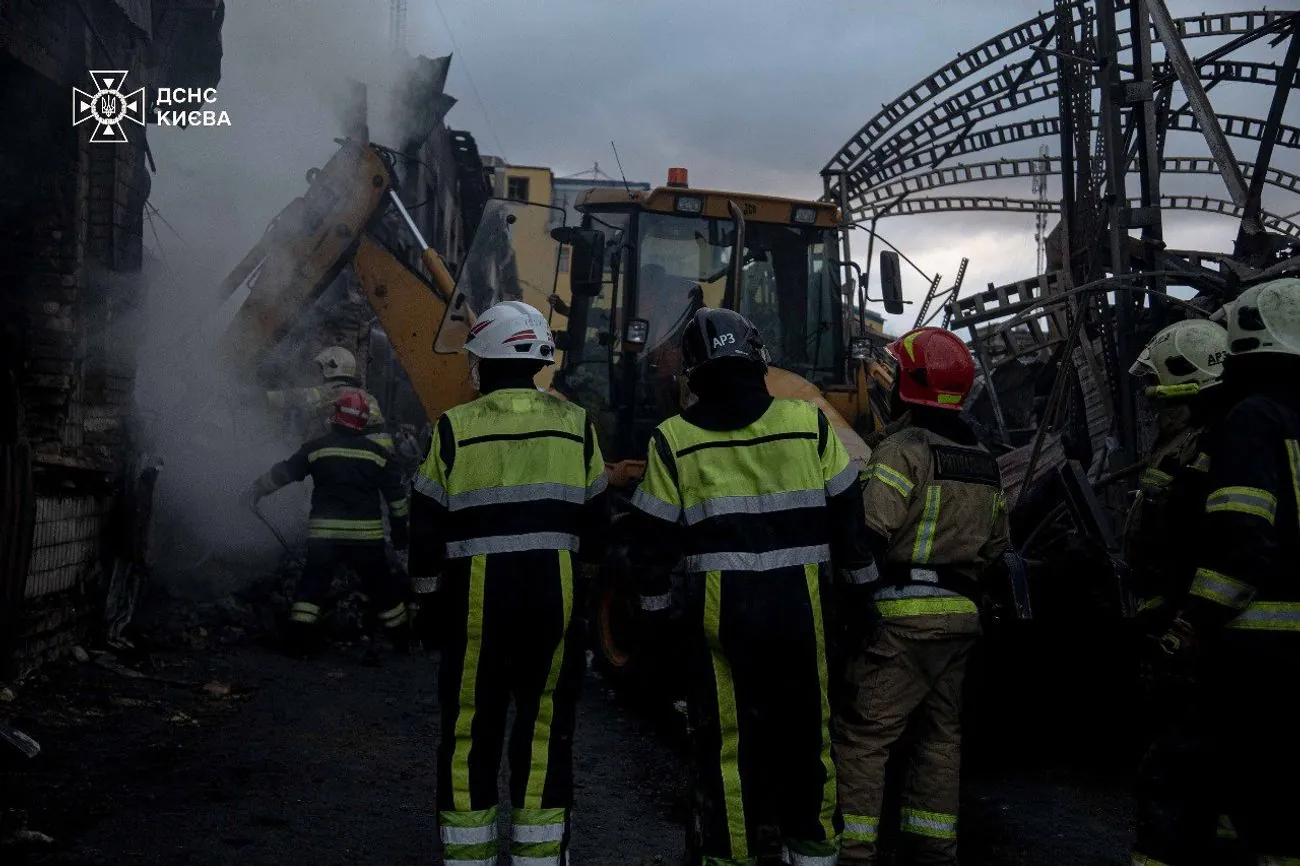 У Києві рятувальники продовжують ліквідовувати наслідки ворожого обстрілу Оболоні У Києві рятувальники продовжують ліквідовувати наслідки ворожого обстрілу Оболоні