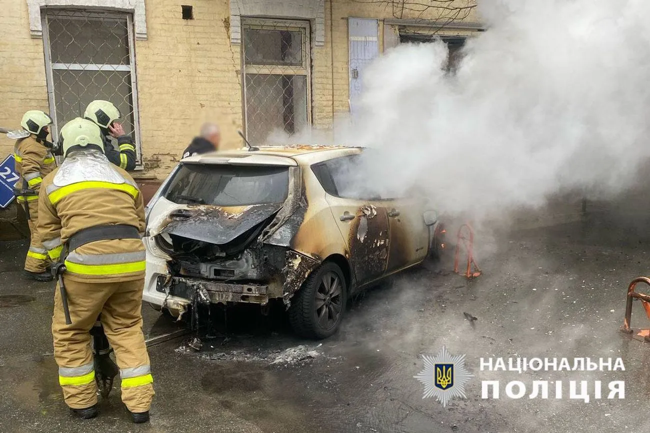 У Києві затримали підозрюваного у підпалі електрокара біля метро "Олімпійська" У Києві затримали підозрюваного у підпалі електрокара біля метро "Олімпійська"