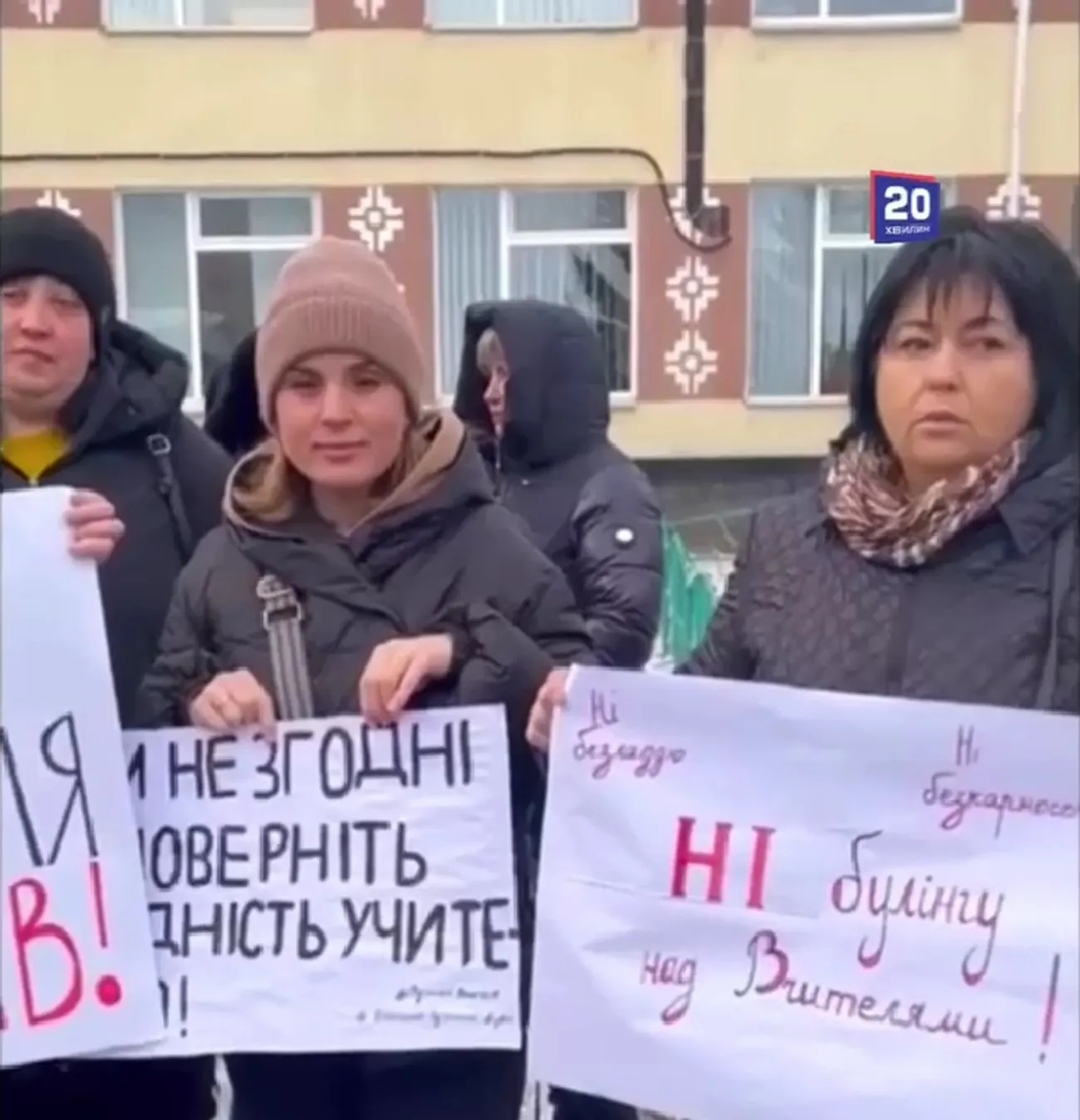 Скандал у вінницькому ліцеї: діти вийшли на мітинг у підтримку вчителя, який вдарив учня