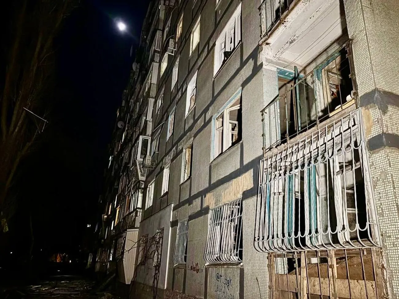 У Дніпрі 10 постраждалих від атаки дронів: є тяжко поранені У Дніпрі 10 постраждалих від атаки дронів: є тяжко поранені
