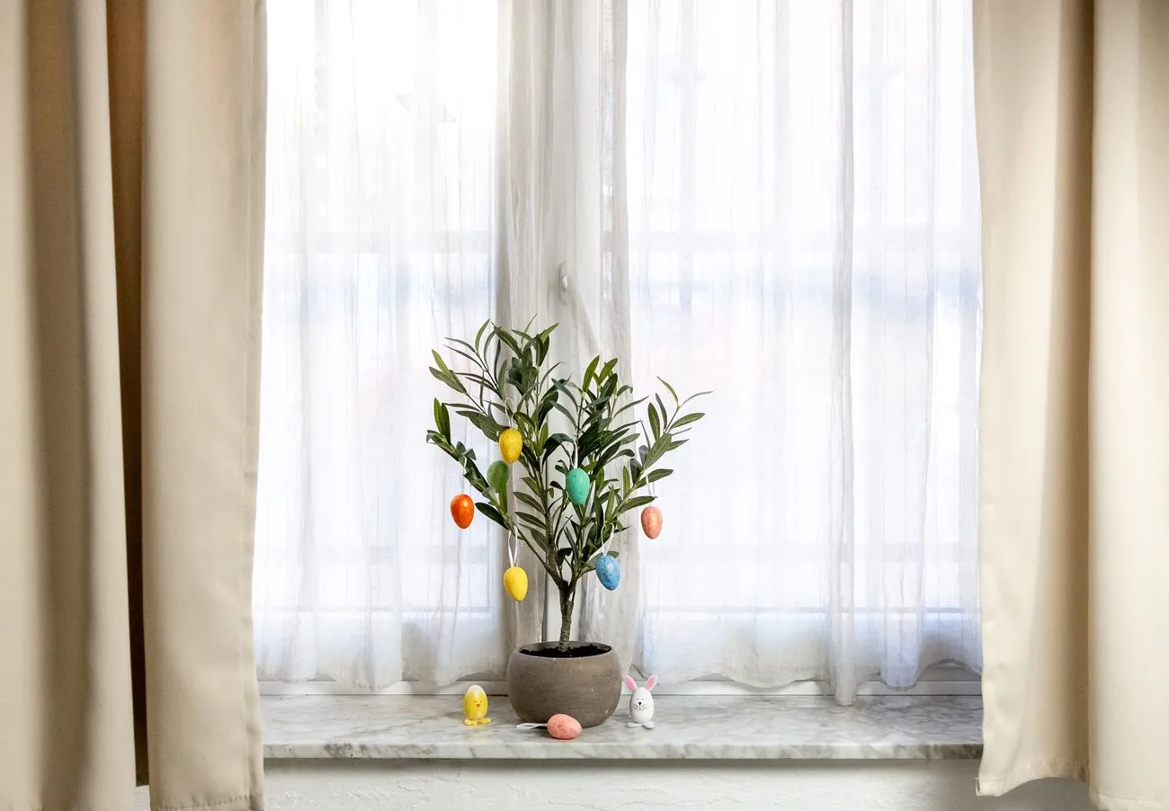 Spring cleaning for Easter: secrets of clean windows and curtain care Spring cleaning for Easter: secrets of clean windows and curtain care