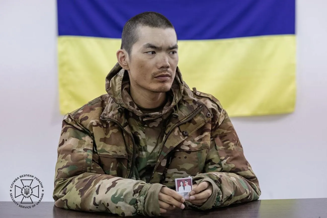 Слідчі СБУ допитали полонених військових із Китаю: відео