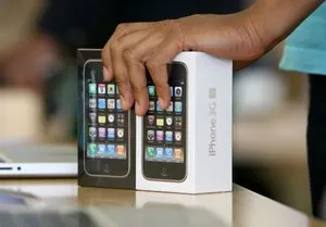 Apple перевозить 600 тонн айфонів з Індії до США, щоб обійти мита Трампа - Reuters