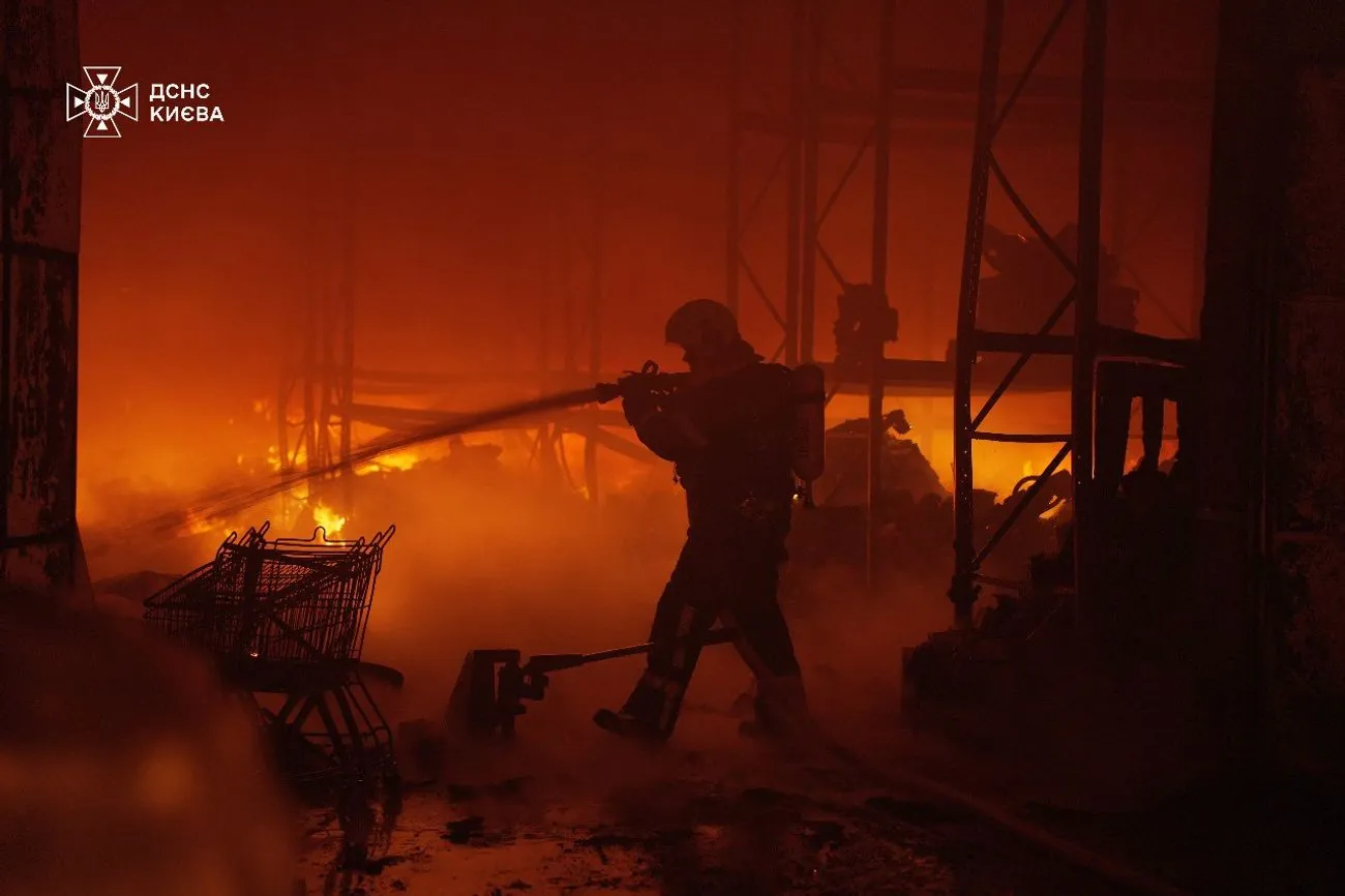 У ДСНС показали фото наслідків ворожого обстрілу Києва: ліквідація пожеж триває