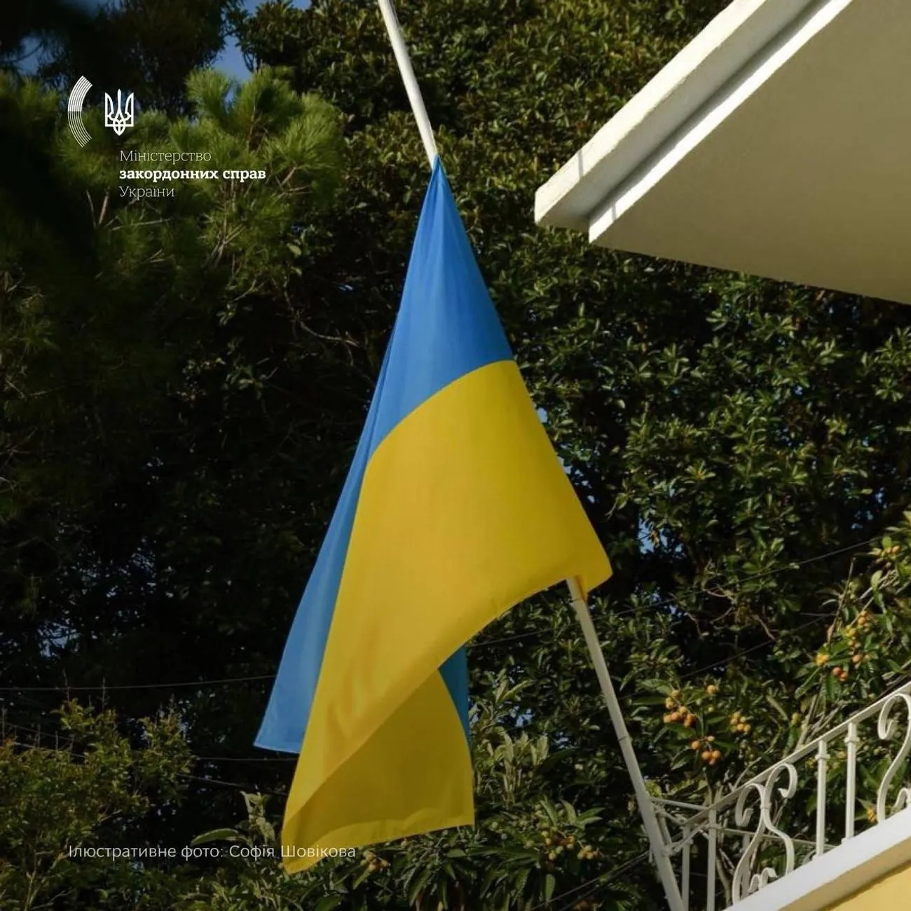 Українські посольства вшанують жертв трагедії в Сумах: будуть приспущені прапори Українські посольства вшанують жертв трагедії в Сумах: будуть приспущені прапори