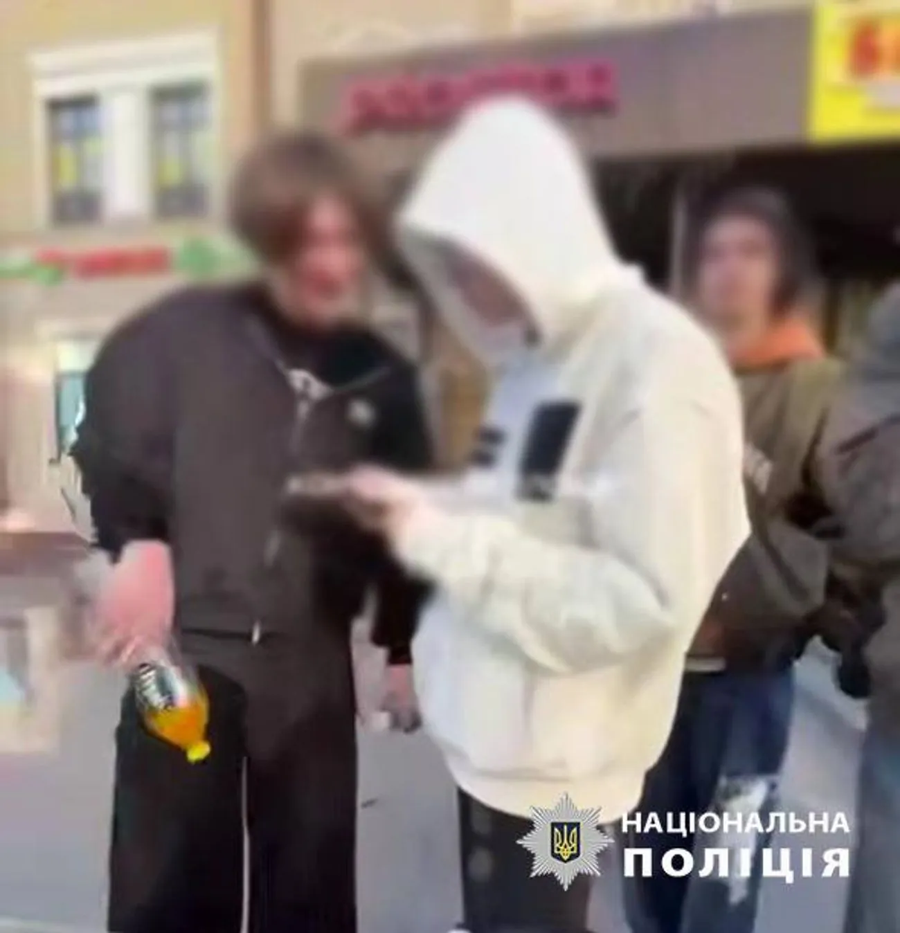 У Києві притягнули до відповідальності юнаків за російську музику на Подолі попри удар ворога по Сумах
