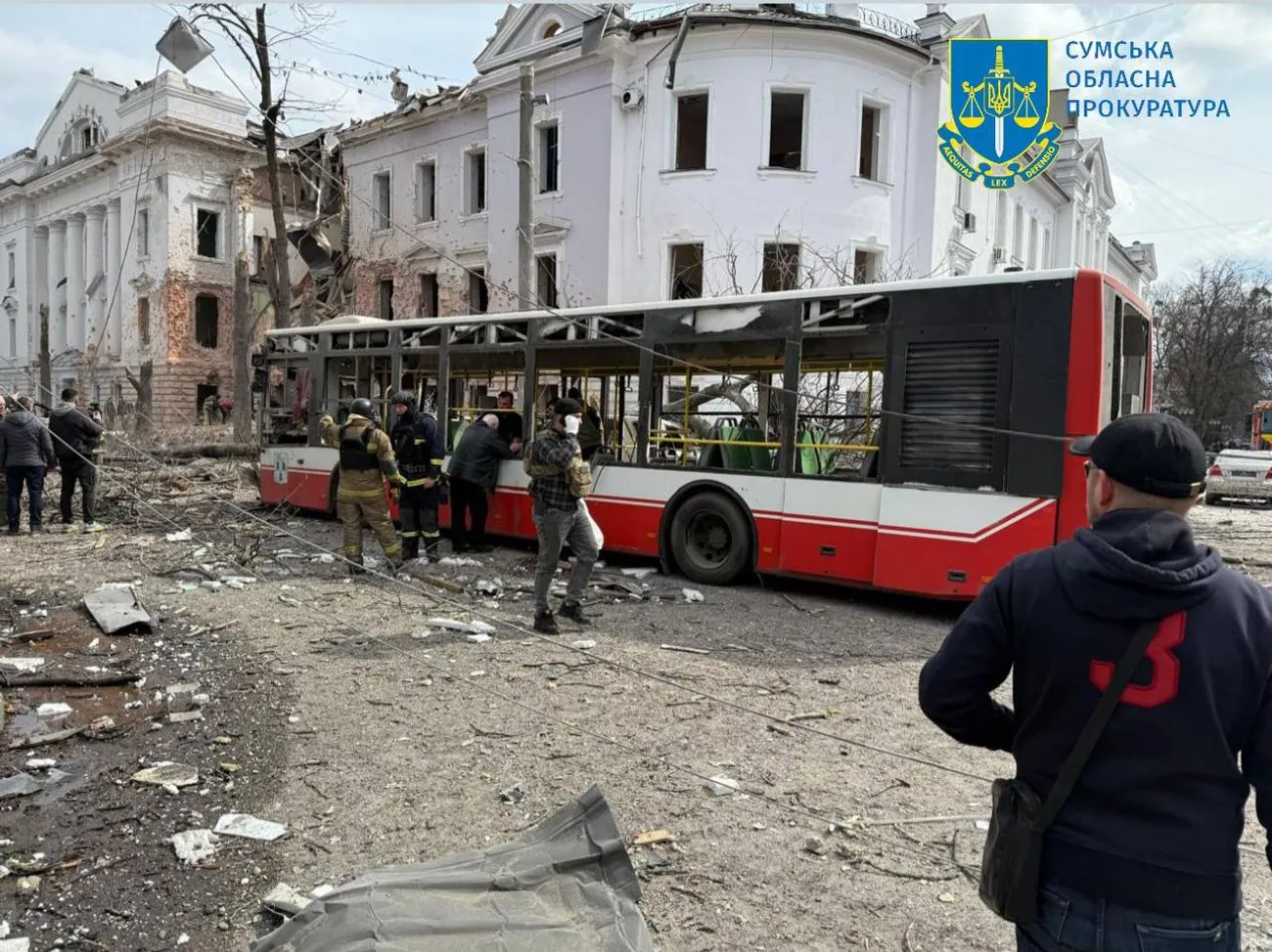У Сумах ракетний удар рф забрав уже 35 життів, серед загиблих двоє дітей - прокуратура У Сумах ракетний удар рф забрав уже 35 життів, серед загиблих двоє дітей - прокуратура