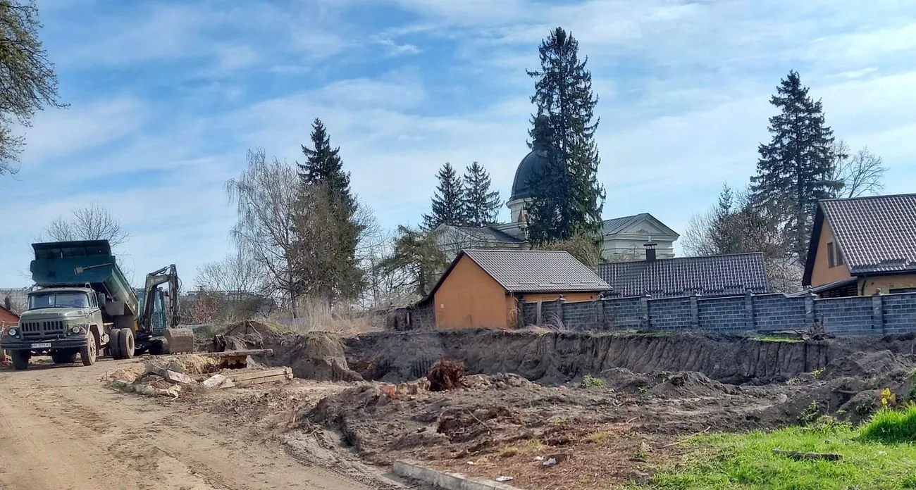 Знищення об'єктів культурної спадщини: на Рівненщині розслідують будівельні роботи в історичній частині Острога Знищення об'єктів культурної спадщини: на Рівненщині розслідують будівельні роботи в історичній частині Острога