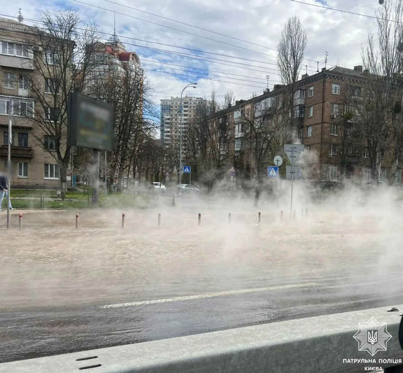 У Києві стався прорив труби біля метро "Звіринецька", рух транспорту обмежено У Києві стався прорив труби біля метро "Звіринецька", рух транспорту обмежено